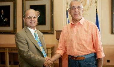 Ο πρωταθλητής Ευρώπης δέχεται τα συγχαρητήρια του Νικήτα Κακλαμάνη