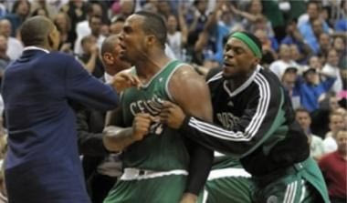 Νίκη και πλεονέκτημα έδρας για τους Celtics με buzzer-beater του Davis (videos)
