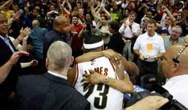 Με buzzer-beater του LeBron η ισοφάριση (vid)