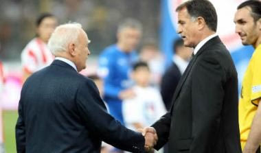 Ο Κάρολος Παπούλιας στον τελικό του Κυπέλλου hellas on line