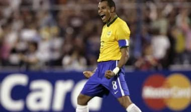 Ο Ζιλμπέρτο Σίλβα προτείνει τον Φελίπε Μέλο στην Άρσεναλ