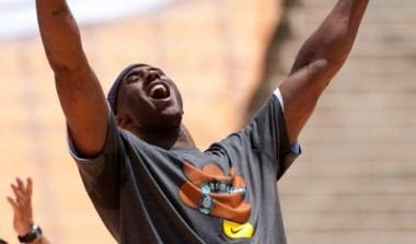 Ο Kobe Bryant πανηγυρίζει τον τίτλο με τους Lakers