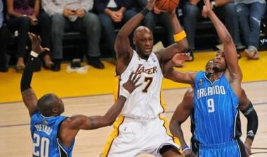 Το 2-0 μετά από θρίλερ οι Lakers (vid)