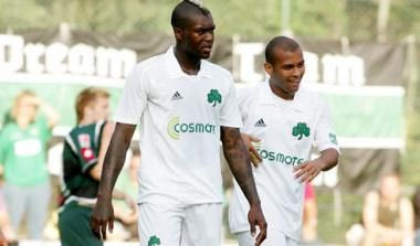 Ο Σισέ στην παρουσίαση της φανέλας, με 4-3-2-1 στην Πράγα