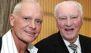 Χιλιάδες κόσμου αποχαιρετούν τον Μπόμπι Ρόμπσον (vid)