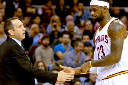 Ο Λεμπρόν κάνει στην… άκρη τον Μπλατ (VIDEO)