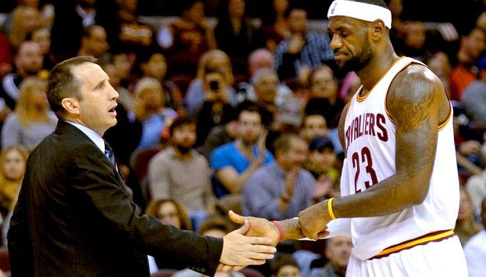 Ο Λεμπρόν κάνει στην… άκρη τον Μπλατ (VIDEO)