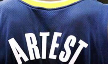 Δαγκωτό Artest ψηφίζει ο Theus