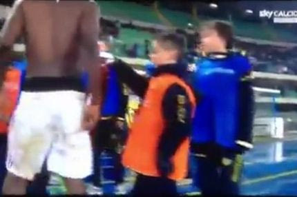 Ball boy αρνείται να πάρει τη φανέλα του Μουντάρι