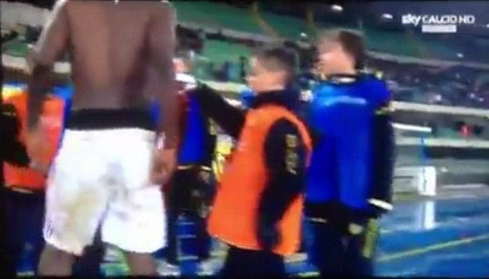 Ball boy αρνείται να πάρει τη φανέλα του Μουντάρι