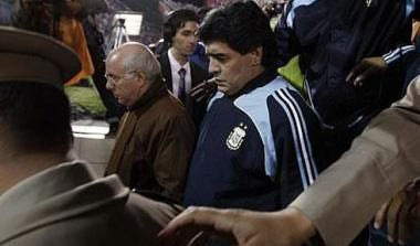 Για αδυνάτισμα, εν μέσω σεναρίων, ο Μαραντόνα