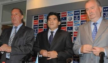 Γκρίνια και φήμες απόλυσης για Μαραντόνα