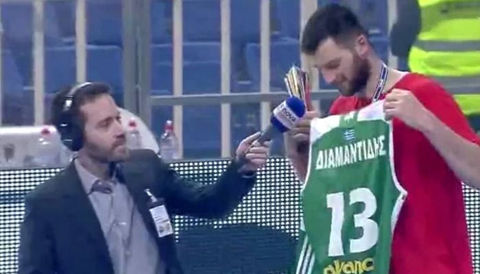 Δεν πίστευε στα μάτια του ο Σκορδίλης, πήρε την φανέλα του Διαμαντίδη!