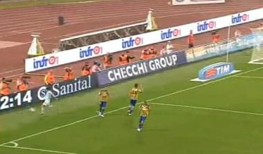 Έσπασε τη μύτη φωτογράφου ο Σάρατε (vid)