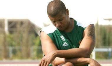 Τρέχει να προλάβει το ντέρμπι ο Μπατίστ