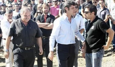 Συγκίνηση στο μνημόσυνο των 6 στα Τέμπη