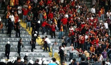 Τραυματίες και συλλήψεις σε επεισόδια μετά το Ανκαραγκουτσού-Γαλατάσαραϊ (vid)