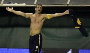 Εκπληκτικό γκολ από τα 39μ. με… κεφαλιά από τον Μάρτιν Παλέρμο (vid)