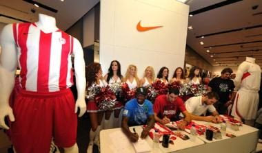 Σε περίπτερο της NIKE οι αστέρες του Ολυμπιακού που υπέγραψαν αυτόγραφα