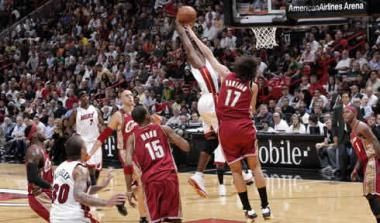 Απίστευτο κάρφωμα του Wade μπροστά στον Varejao (vid)