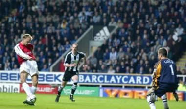 Ο Μπέργκαμπ το κορυφαίο γκολ της δεκαετίας για την Άρσεναλ (vid)