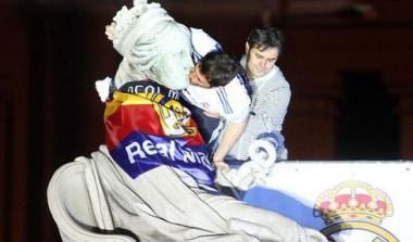 Το φιλί του Κασίγιας στο άγαλμα της Κυβέλης (video)