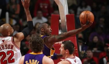Εκτελεστής και με σπασμένο δάχτυλο ο Kobe Bryant