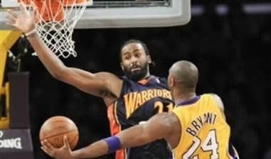 Τράβηξε… 44άρι ο Bryant, κατρακυλούν οι Pistons