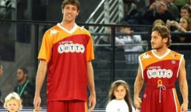 Ο Φραντσέσκο Τότι… μπασκετμπολίστας (vid)