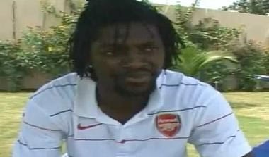 Ο Αντεμπαγιόρ παραχωρεί συνέντευξη με φανέλα της Αρσεναλ! (vid)