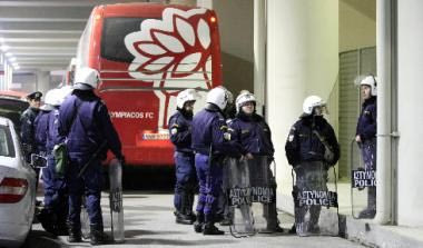 Εξαγριωμένοι οπαδοί του Ολυμπιακού στο Ρέντη, δεν πήγαν οι παίκτες