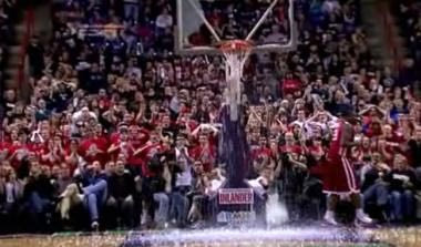 Tαμπλό γίνεται χίλια κομμάτια σε αγώνα του NCAA (vid)