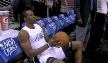 Ο Dwight Howard σκοράρει… από τον πάγκο (vid)