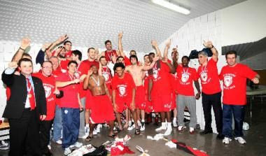 Σαμπάνιες και πανηγύρια στα αποδυτήρια του Ολυμπιακού