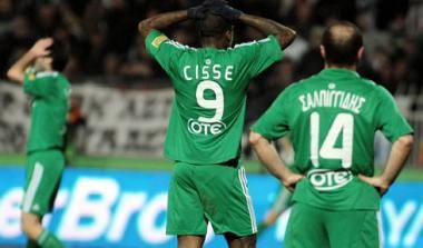 Παραμένει πρώτος