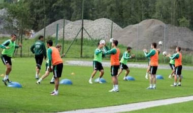 Αναμονή για Σαμαρά, Μπουμσόνγκ και τα φιλικά στην Αυστρία