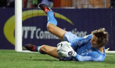 Καθυστερεί λόγω της γυναίκας του ο Φαν Ντερ Σαρ