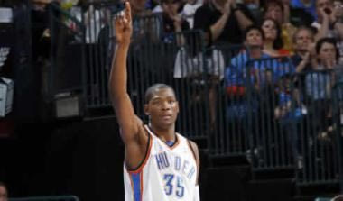 Εγραψε ιστορία ο Kevin Durant ως ο νεότερος πρώτος σκόρερ (vids)