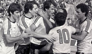 Ο Μπάγεβιτς παραθέτει δείπνο στους παλιούς του συμπαίκτες