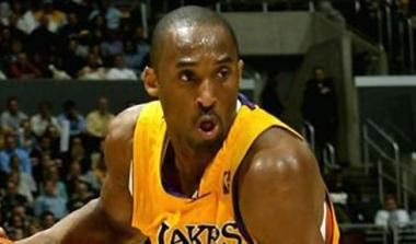 O Kobe γιόρτασε με νίκη την ανανέωση με τους Lakers