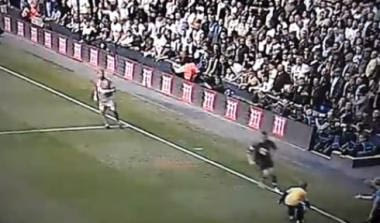 Ball boy γίνεται η αιτία για να διακοπεί το Τότεναμ-Μπόλτον (vid)