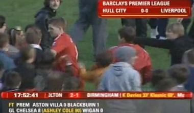 Φίλαθλος άρπαξε το περιβραχιόνιο του Τζέραρντ (vid)