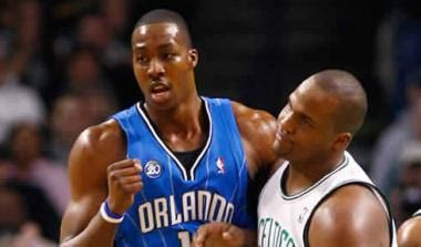 O Davis βγαίνει knock out από… αγκωνιά του Howard (vids)