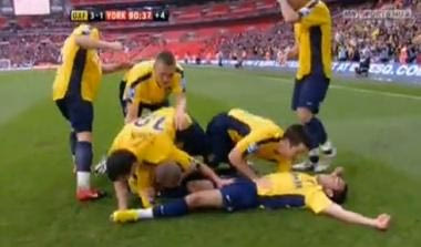 Πανηγυρισμός με περίεργα… πιασίματα στην Αγγλία (vid)