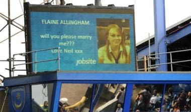 Πρόταση γάμου από μάτριξ γηπέδου