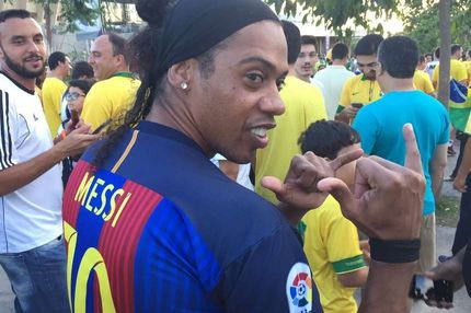 Ο Ροναλντίνιο με φανέλα Μέσι;