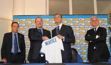 Μπενίτεθ: Έχω διαφορετική φιλοσοφία με τον Μουρίνιο”