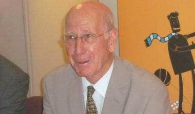 Ο “αθάνατος” Σερ. Ο θρυλικός Μπόμπι Τσάρλτον αποκαλύπτεται στους Έλληνες δημοσιογράφους