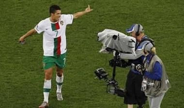 Ο Κριστιάνο Ρονάλντο φτύνει προς την κάμερα (vid)