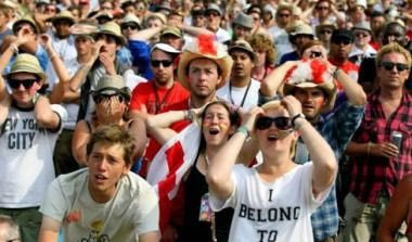 Το Glastonbury σταμάτησε για να παρακολουθήσουν 100.000 άνθρωποι το Αγγλία – Γερμανία! (vid)